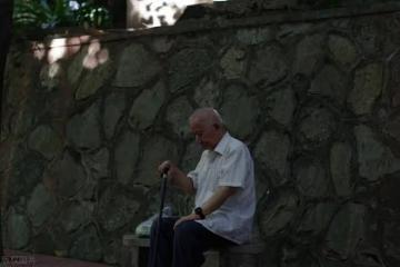 68歲再婚大爺的控訴:我每月退休金7000,卻連買盒煙的錢都沒有