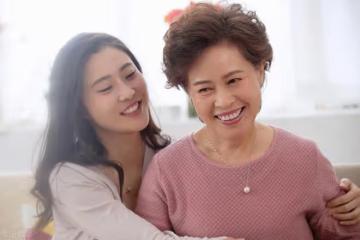 「女人超過60歲,就真的算老嗎?」3個40歲的男人說出了正確答案