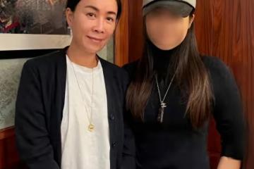 56歲那英香港赴飯局,喝茅台品紅酒面色微醺,眼袋重皺紋多太顯老