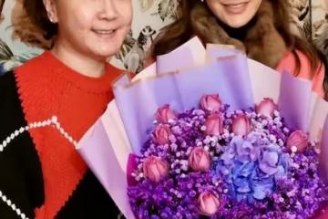 李玟母親為二姐唱生日歌，母女三人合影，唯獨缺少了COCO