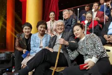 黃梅瑩比張凱麗大12歲，滿臉皺紋反倒舒服，一個扮嫩一個落落大方