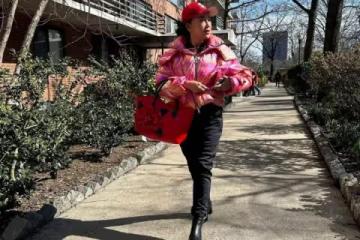 劉曉慶不因為年齡大而素顏，化妝打扮洋氣，比很多同齡看著都年輕