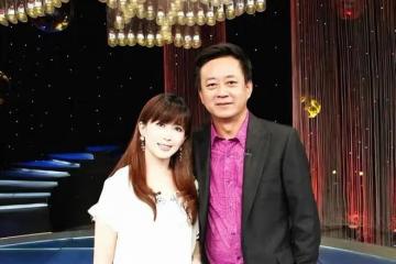 朱軍夢中情人53歲還是清純娃娃臉，不像譚梅，小1歲卻像優雅奶奶