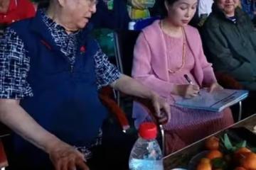 李雙江農村演出,他肥頭大耳成油膩老爺爺,夢鴿穿粉裙還有少女感
