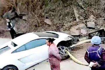 小伙開蘭博基尼回家過年,開到村口被撞得面目全非