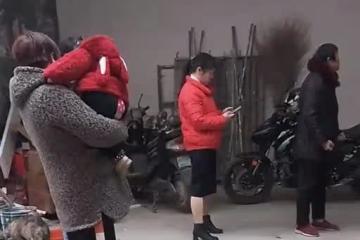 河南：訂婚後女方拖著男方不結婚，如今只退彩禮，還上門罵男方！