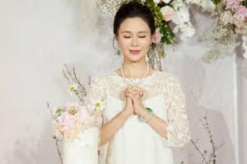 佟大為親吻太太為其慶生，8歲兒子長相似爸爸，董璇母女登門道賀