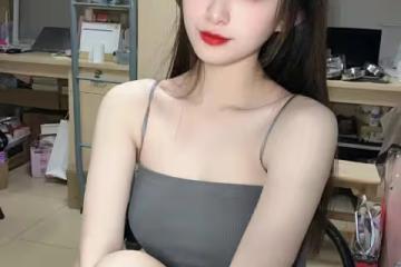 從宿舍到街頭：弔帶背心如何打造純欲風格