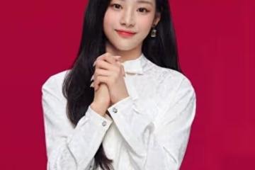 韓國知名女星,被選為第22屆韓國選舉宣傳代言人,她的顏值被稱讚