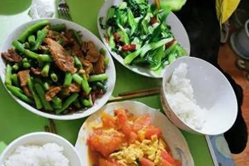 今天三姨請吃飯,卻沒有請我,舅媽叫我一起去,我:算了我自己吃