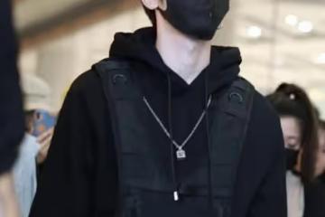 蔡徐坤的舞台和私服穿搭反差很大，格子褲配工裝馬甲，超有型