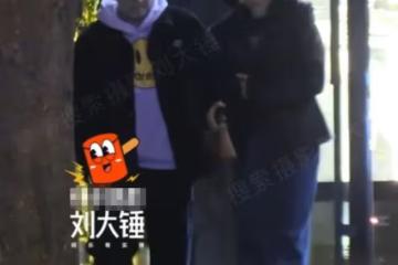 42歲大鵬攜妻子逛酒吧，挽手同行甜似初戀，現任身材高挑氣質出眾