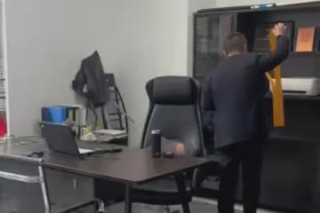 00後為同事們準備下午茶，一手一個原地品嘗，領導躲起來獨享笑噴