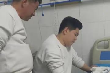 83年男子喜當爺爺，跟兒子倆人緊盯著小孫女，衣服細節讓人笑噴