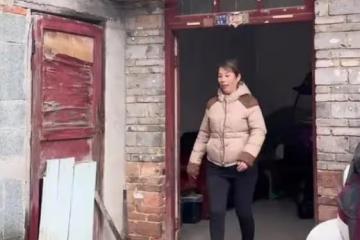 廣西一小伙帶女朋友回家,母親看到女方還有一兒子,直接不讓進屋