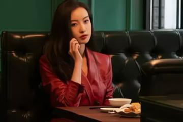 婚禮上，新娘和前男友擁抱吻別說祝福，新郎扯掉胸花：你倆結吧