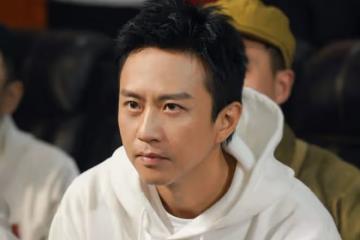 鄧超曬媽媽親手織的毛衣，網友直呼：母愛滿滿，超哥太幸福了！