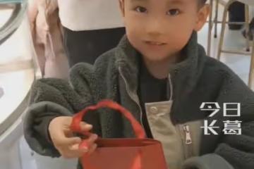 男孩以為媽媽沒戒指,拿壓歲錢買戒指送媽媽:孩子的愛樸實卻感人