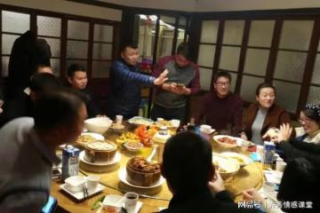 初七同學聚會,通知15人卻來了21人,聚會場景讓我終生難忘