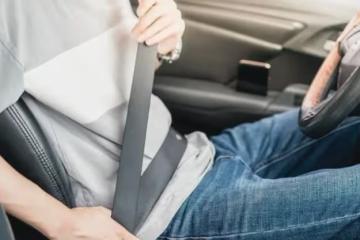 同事借我的車回家奔喪,還車時「又髒又沒油」我氣得半死! 坐到車裡「打開抽屜」我愣住了:該檢討的是我…