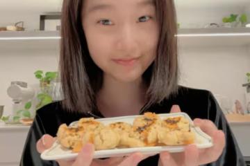 文愛馬女神節陪媽媽做核桃酥，15歲出落得亭亭玉立，五官長相似爸