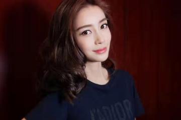 楊穎婦女節豪橫曬照,玫瑰成堆兒子出鏡,網友直呼復出大招!