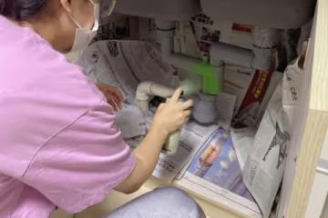 女友超會動手做!把灰色水管「畫成瑪利歐世界」繽紛又可愛 拿出馬桶吸盤放床邊「秒變看劇神器」