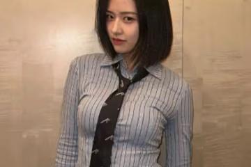 韓國知名女星，造型帥氣引發熱議，網友們紛紛表示，領帶好漂亮