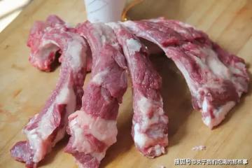 燉排骨時,有人先焯水,有人直接燉,大廚:全都不對,教你正確做法