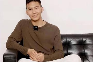 胡軍15歲兒子康康霸總氣質驚艷網友，想開撲翼機展現飛行夢