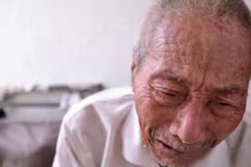 62歲大爺哭訴:後悔晚年找了個年輕保姆做伴,我錯了