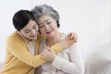 母親再婚，女兒怕家產被奪賣房逼母離開，知道真相後罵自己太傻
