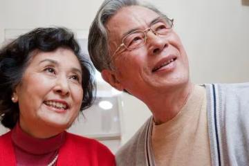 失孤老人為何害怕再婚?62歲大媽和67歲教授,如何打好再婚這張牌