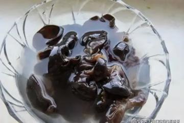 木耳切記不要用清水泡，巧用3樣料，3分鐘泡發，又大又乾淨還爽脆