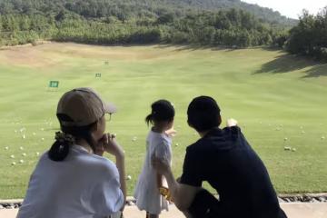 董子健開大G送女兒上課，街頭寵溺抱大福轉圈圈，愛女背影似孫怡