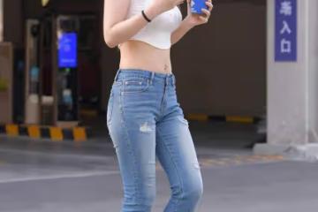 時尚街拍：白色短款上衣搭配緊身牛仔褲，盡顯女性魅力