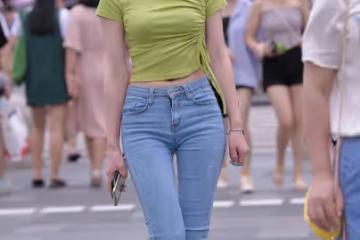 時尚街拍：綠色短款上衣搭配緊身牛仔褲，盡顯青春活力