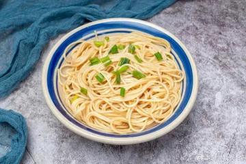 香氣撲鼻，家常蔥油拌面的美味誘惑