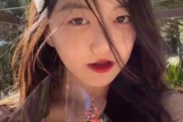 李嫣穿露肩裙出席酒會，戴耳環風格優雅，像一位古典公主