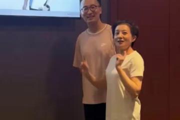 金銘素顏跟健身教練合影，容貌大變樣而且身材下垂嚴重，一股村味