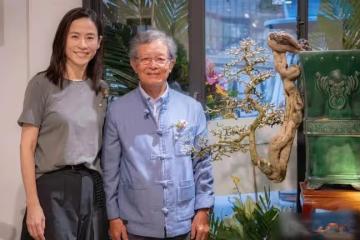 宣萱現身藝術展，曬合影不修圖感嘆她都不老的，皮膚很黃很自然！