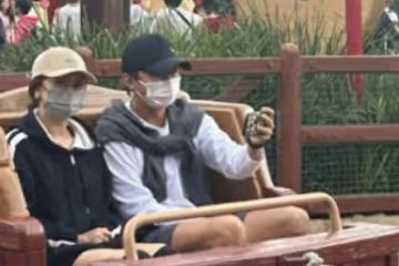 在迪士尼偶遇鄧超一家，孫儷素顏一般但打扮時髦，自拍合影好膩歪