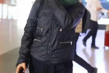 周迅大大方方走機場，不扮嫩一身中年人打扮，一臉皺紋反倒舒服