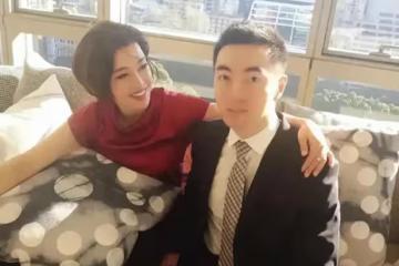 劉曉慶曬小鮮肉合影,對著他笑的合不攏嘴,穿紅裙風韻猶存好般配