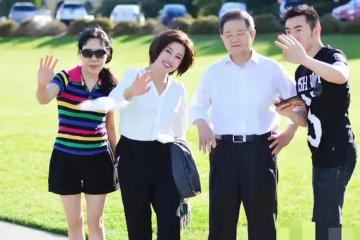 劉曉慶夫妻秋遊，剪妹妹頭像00後少女老公一頭白髮，穿情侶衫膩歪