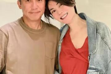 王菲跟梁朝偉合影,影帝抿嘴笑很無奈,她54歲狀態還這麼好!