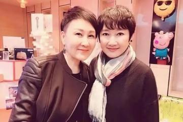62歲成方圓變化太大，瘦骨嶙峋老得認不出，小2歲張凱麗還在扮嫩