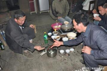 回村碰見低保戶二伯，他非要請我喝酒，我爸：太陽從西邊出來了