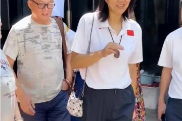 郎平夫妻旅遊被拍，留長發染紅色太有女人味，但身材幹瘦更像奶奶