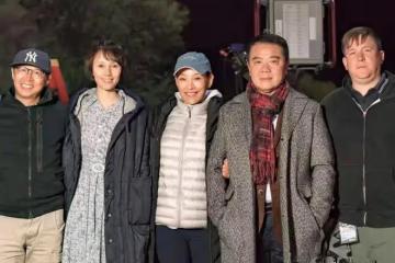 陳沖直接素顏,跟袁泉同框才知道差距大,她農村大媽袁泉像初中生